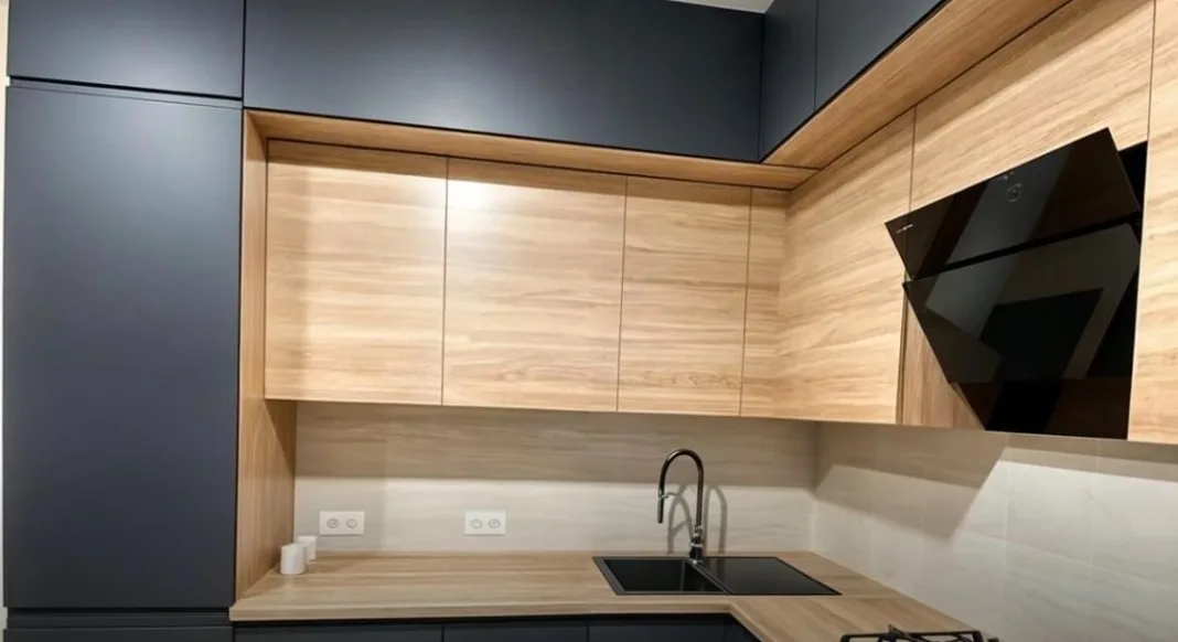 Cuisine noire et bois clair