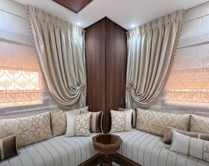 Salon marocain d'angle ivoire et bois
