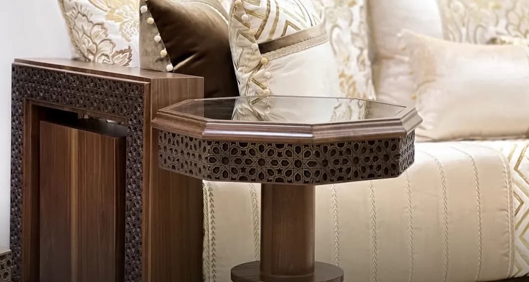 Table d'appoint en moucharabieh et banquette ivoire