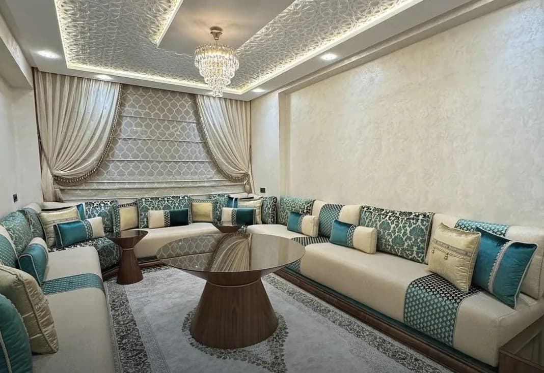 Salon marocain ivoire aux coussins turquoise