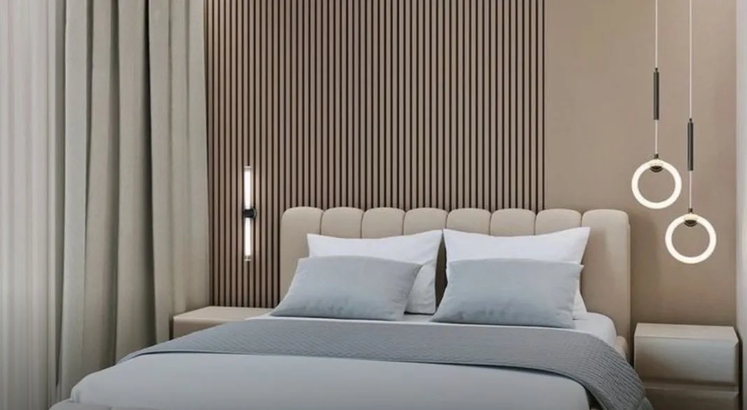 Chambre beige et tasseaux de bois