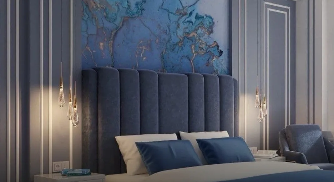 Chambre bleu nuit et mur effet marbre