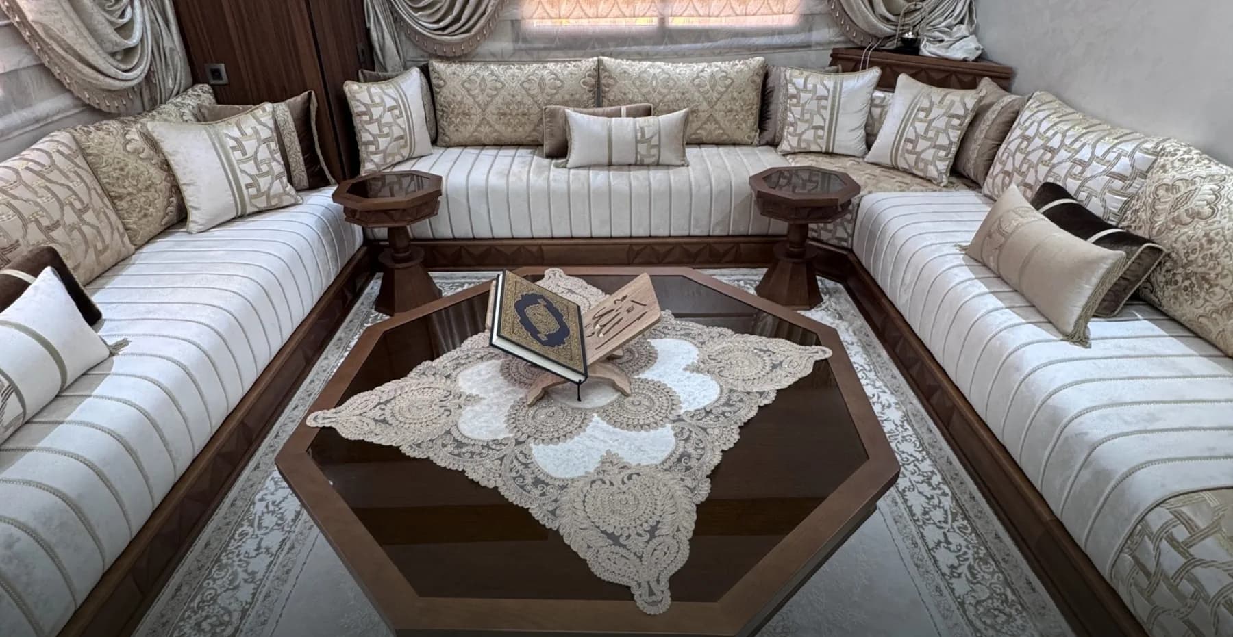 Salon marocain ivoire et doré en U autour d'une table octogonale