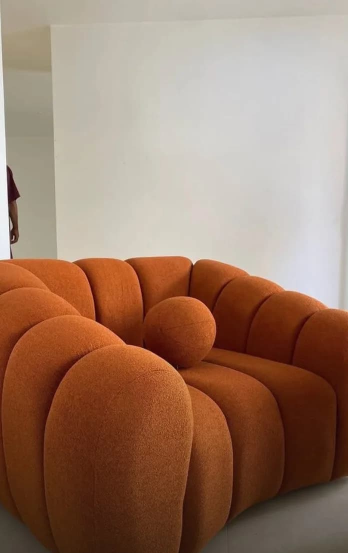 Fauteuil capitonné en bouclette terracotta